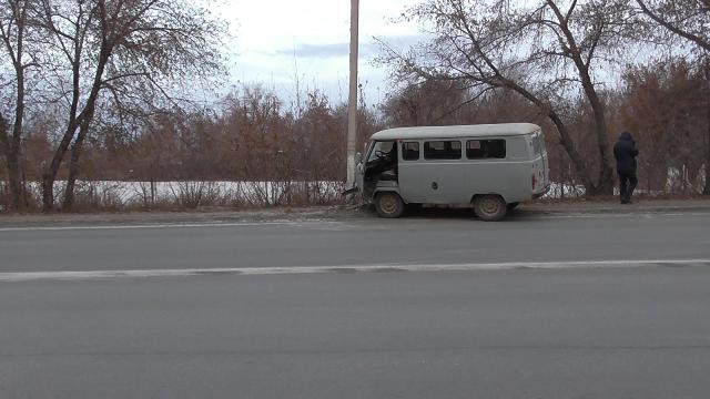 В Новотроицке водитель врезался в столб 